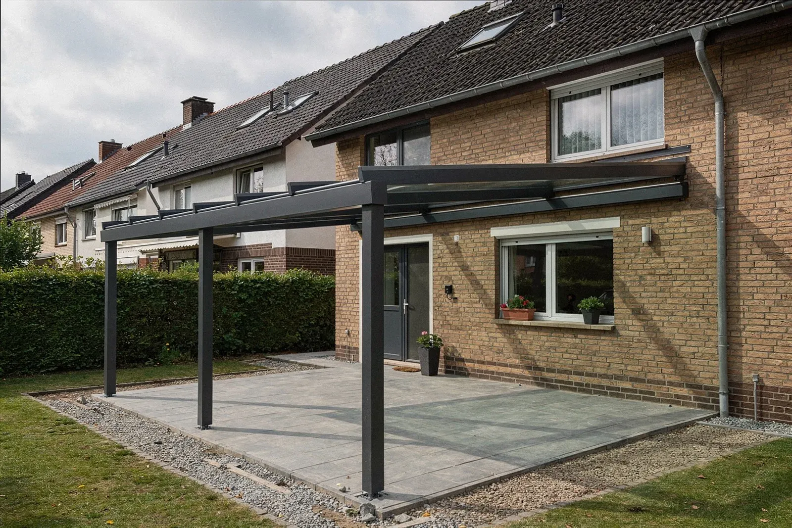 Fertige Terrassenüberdachung nach abgeschlossener Abstimmung mit der Baubehörde in Mannheim